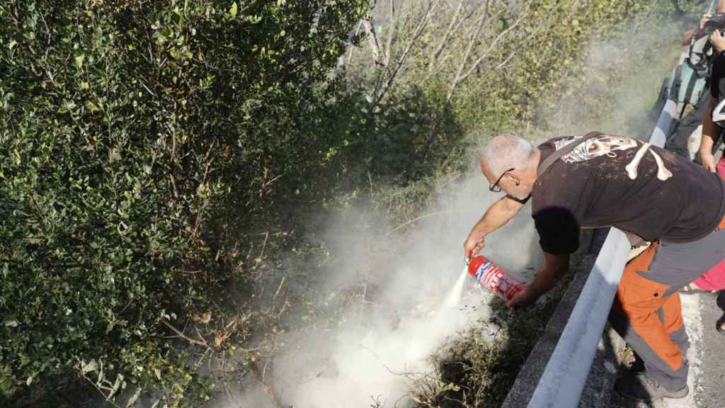 Un vecino lucha contra el fuego en Balmaseda (Bizkaia). / EFE