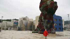 Una de las obras de arte ms icnicas de su coleccin, Puppy, de Jeff Koons, junto al Museo Guggenheim Bilbao. / EFE