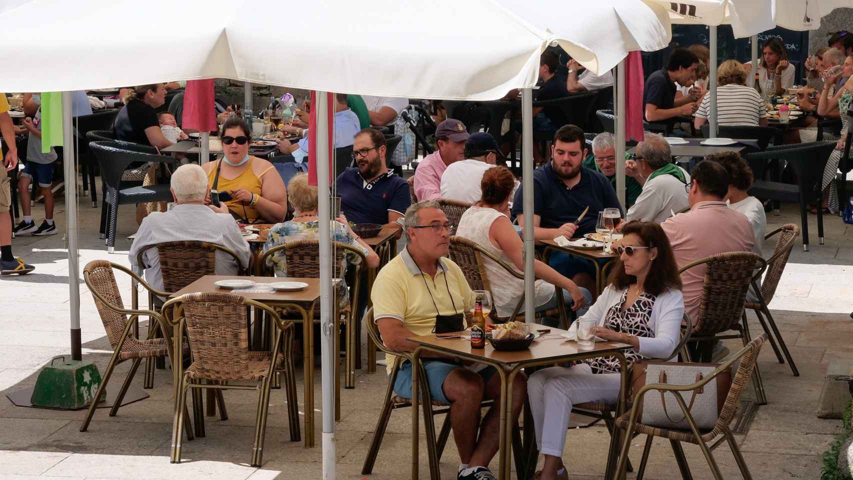 Varias personas en la terraza de un restaurante /EP