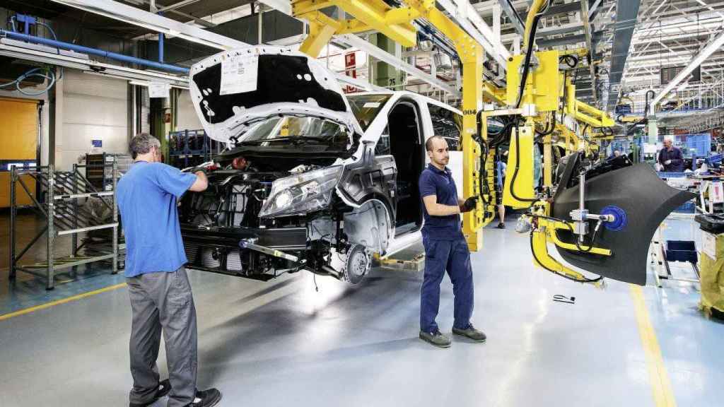 Cadena de montaje en la fábrica de Mercedes Vitoria / CV