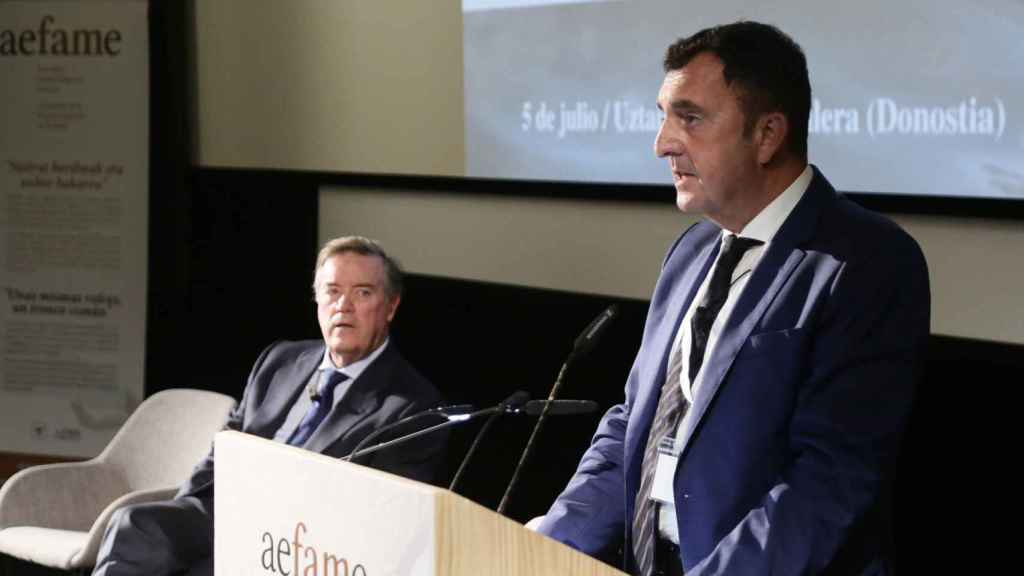 El presidente saliente de la Asociacin de la Empresa Familiar de Euskadi, AEFAME, Andrs Sendagorta, y el presidente entrante, Jos Miguel Lanzagorta. / EFE