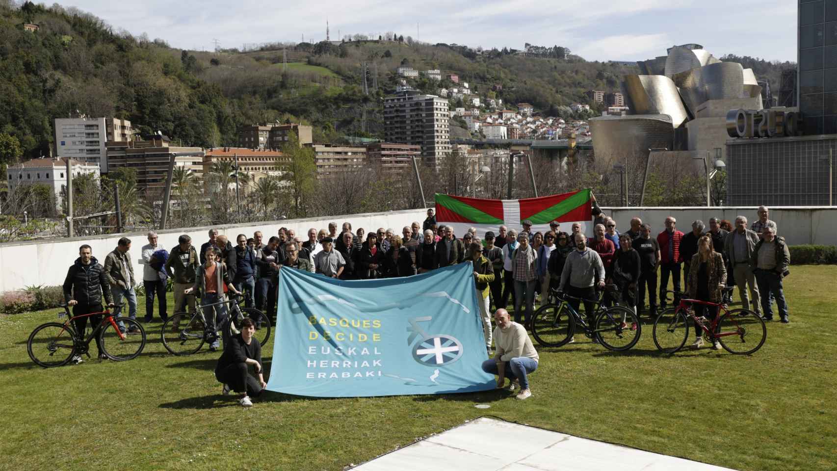 Gure Esku en la presentacin de la iniciativa independentista Herri bat gara, Euskal Herriak erabaki para el paso del Tour por Euskadi / Gure Esku