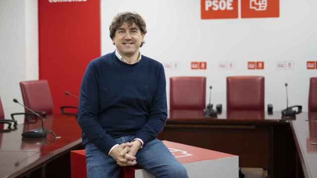 Eneko Andueza en su despacho de la sede del PSE en Bilbao. / Nacha Abaitua