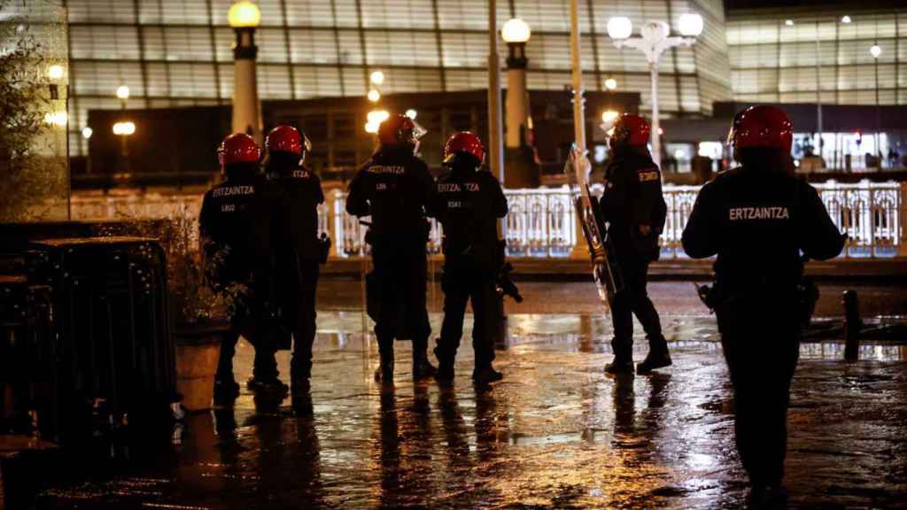 Antidisturbios de la Ertzaintza durante los incidentes en Donostia / EFE