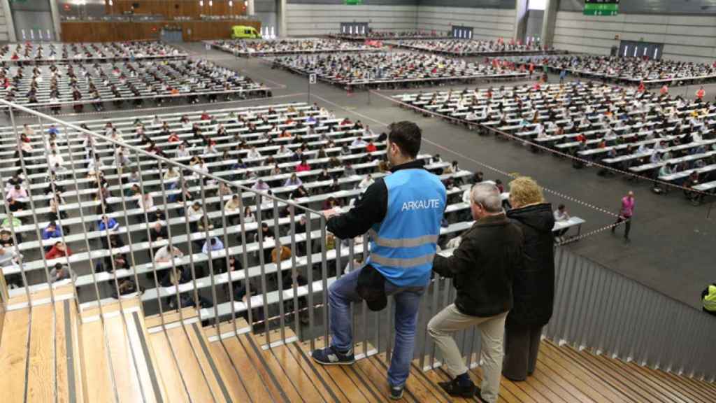 Opositores realizando un examen de la OPE 2018-2019./Irekia