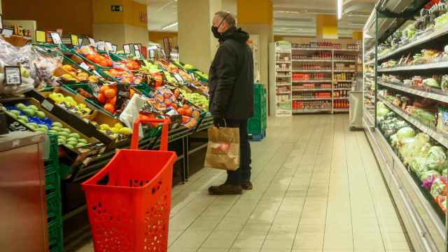 Una persona hace la compra en un supermercado.