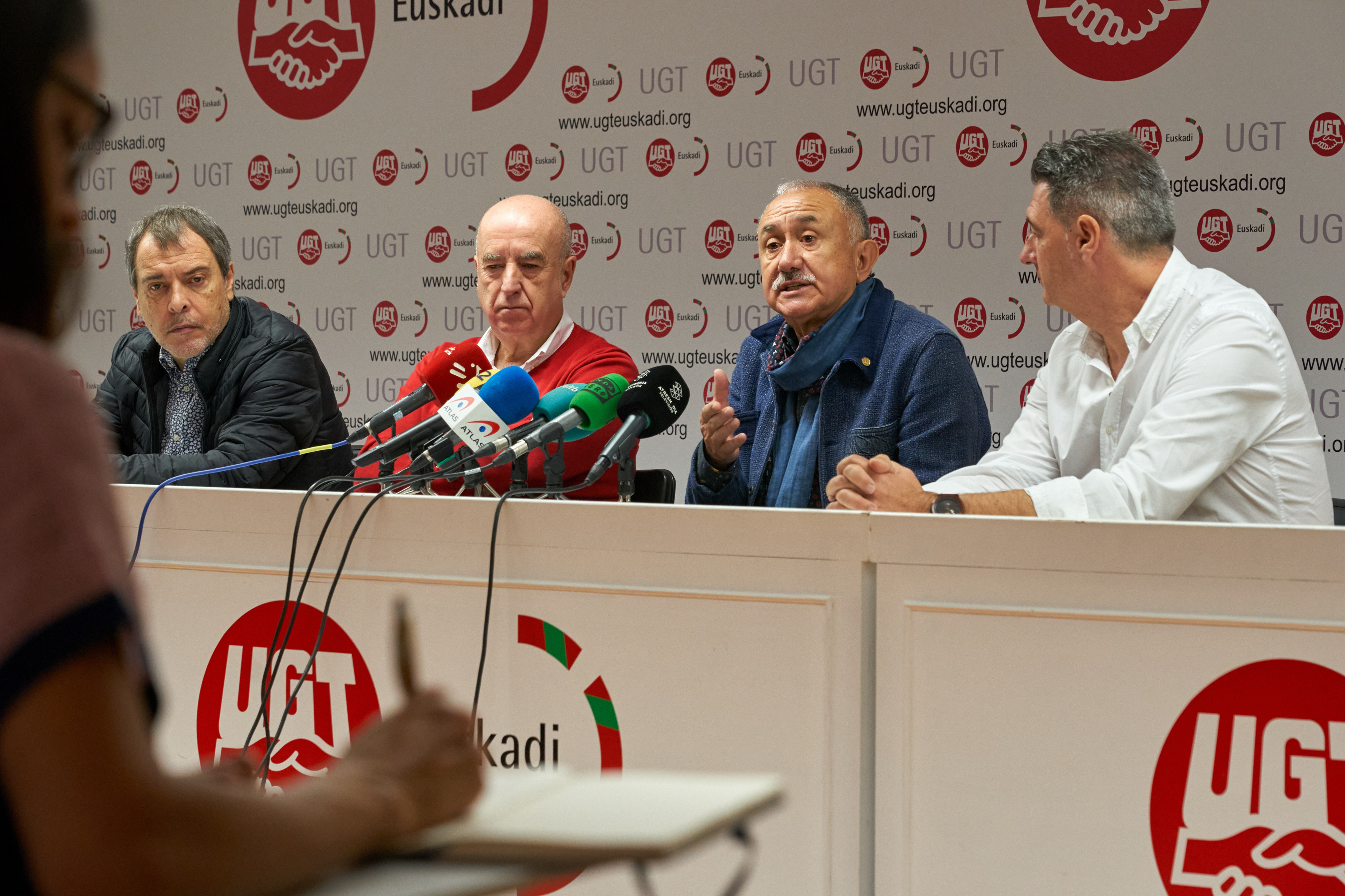 El secretario general de UGT, Pepe Álvarez, durante su comparecencia en la sede del sindicato en Vitoria / Pablo González (Europa Press)