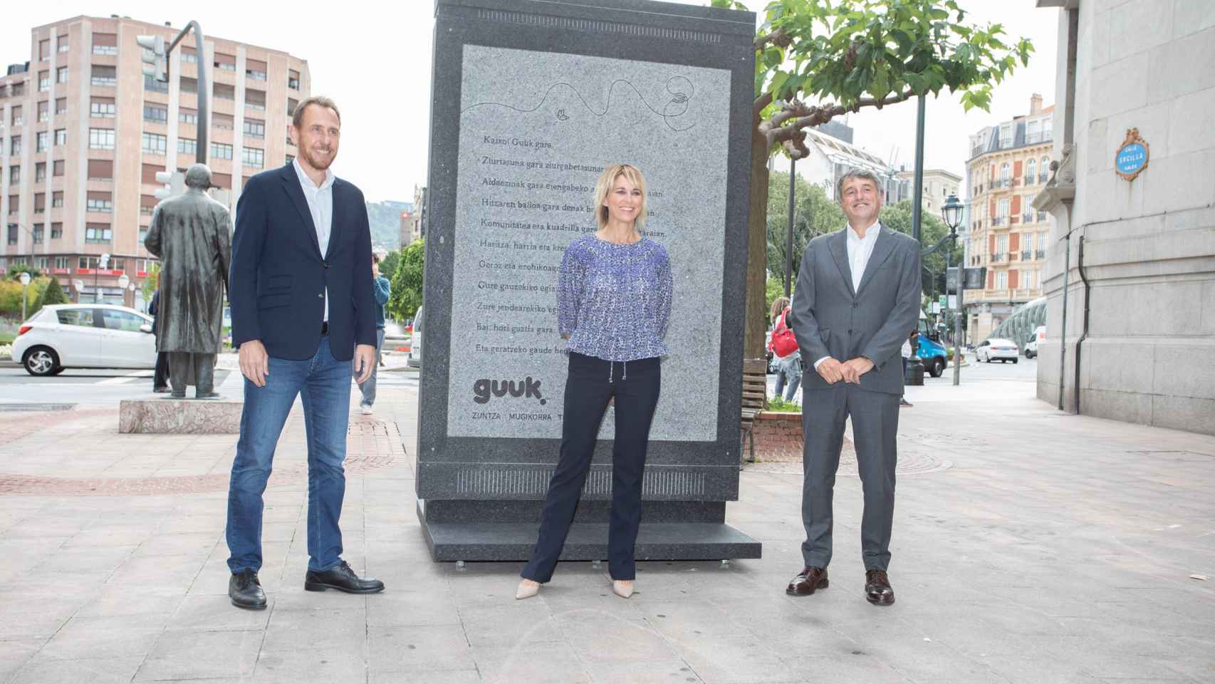 El consejero delegado de Guuk, Juanan Goi, y el presidente de la compaa, Jon Ander de las Fuentes, con Ana Urrutia. / Guuk