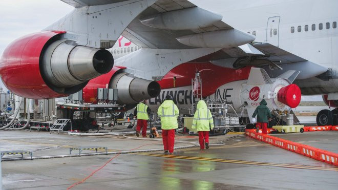 Técnicos de Virgin en la colocación del cohete lanzador del satélite. / Virgin