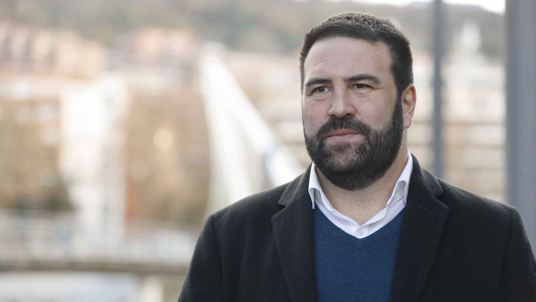 El diputado de EH Bildu Jon Iarritu, tras analizar este domingo en Bilbao, el mensaje navideo del rey Felipe VI / Luis Tejido (EFE)