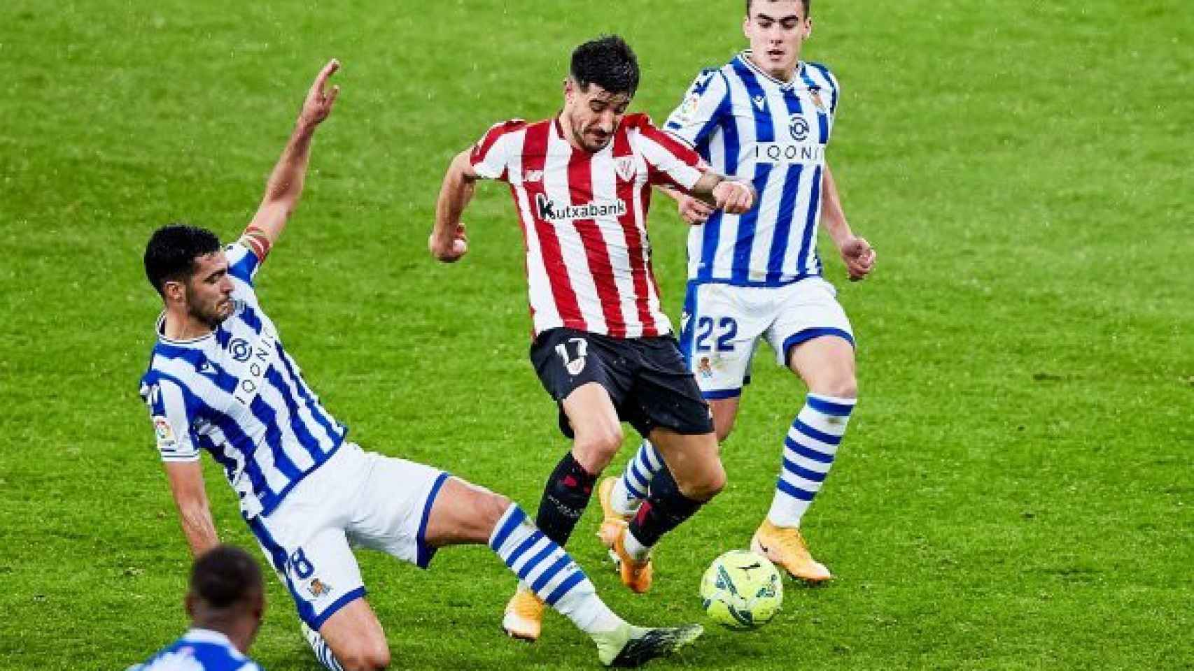 Yuri Berchiche, disputando un baln con Mikel Merino y Barrenetxea / EP