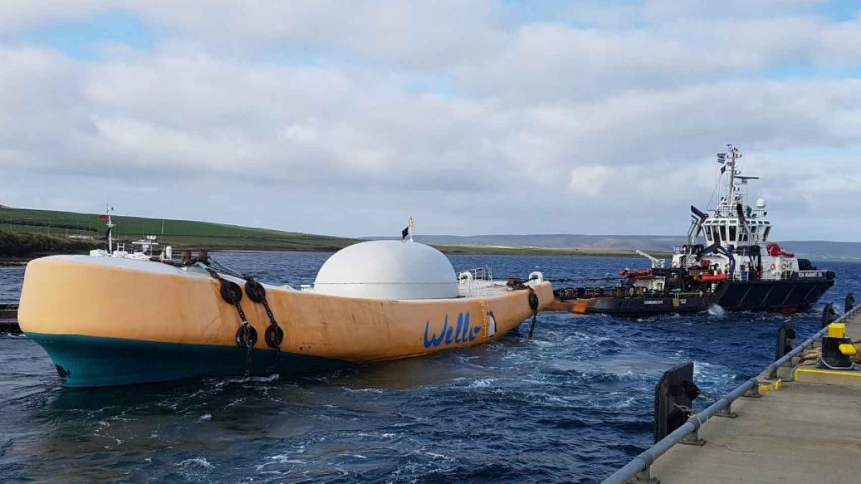 El Penguin Wave Energy Converter (WEC) arrastrado por el remolcador En Avant 30. / Wello