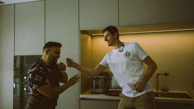 El chef vitoriano Asier Urbina junto con el portero del Real Madrid, Thibaut Courtois. / Instagram