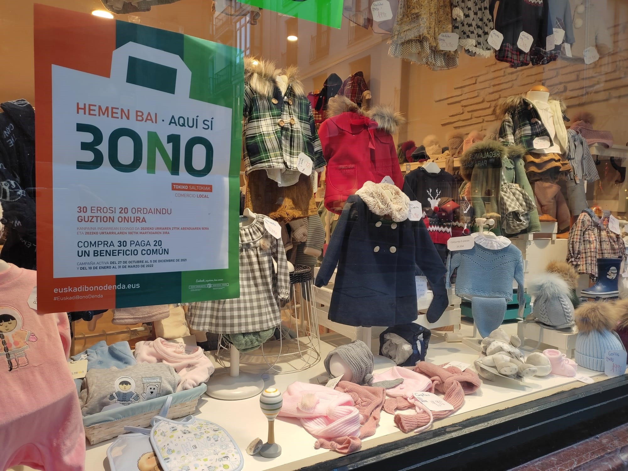 Una tienda de Bilbao con el distintivo de Euskadi Bono Denda / EP