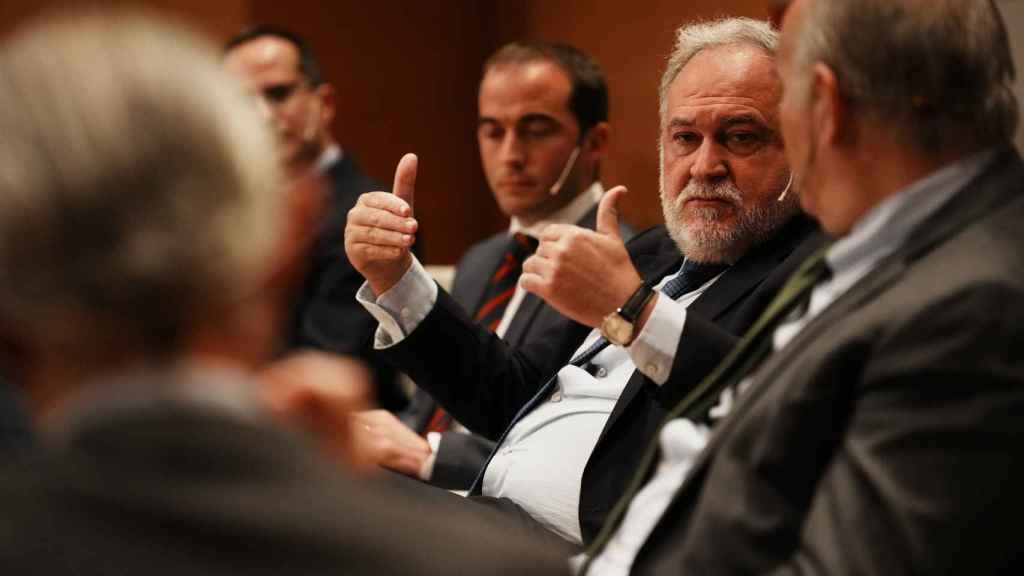 José Ignacio Zudaire, presidente del Corredor Vasco del Hidrógeno, y al fondo Iñigo Ansola, director del EVE / EP