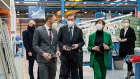 La ministra Isabel Rodrguez, junto al presidente de Aernova, Iaki Lpez Gandsegui y el delegado del Gobierno en Euskadi, Denis Itxaso, durante una visita a la Planta de Aernnova Aerospace SA. / EP