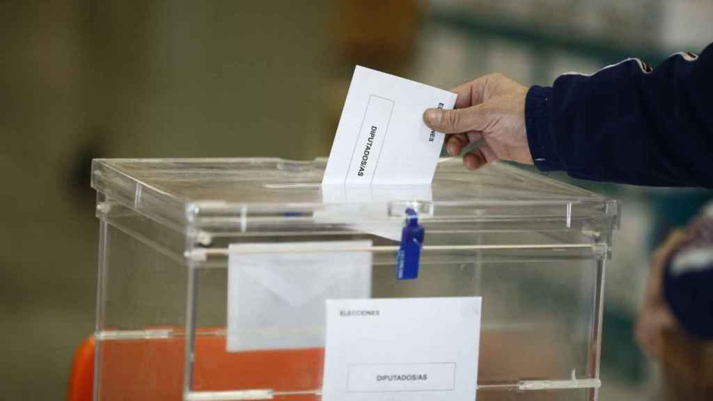 Una persona introduce su voto en la urna durante unas elecciones en el Pas Vasco. / EP