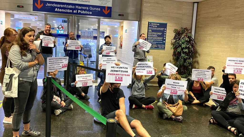 Imagen de miembros del sindicato LAB en el interior de la sede del Gobierno vasco en Bilbao. / LAB