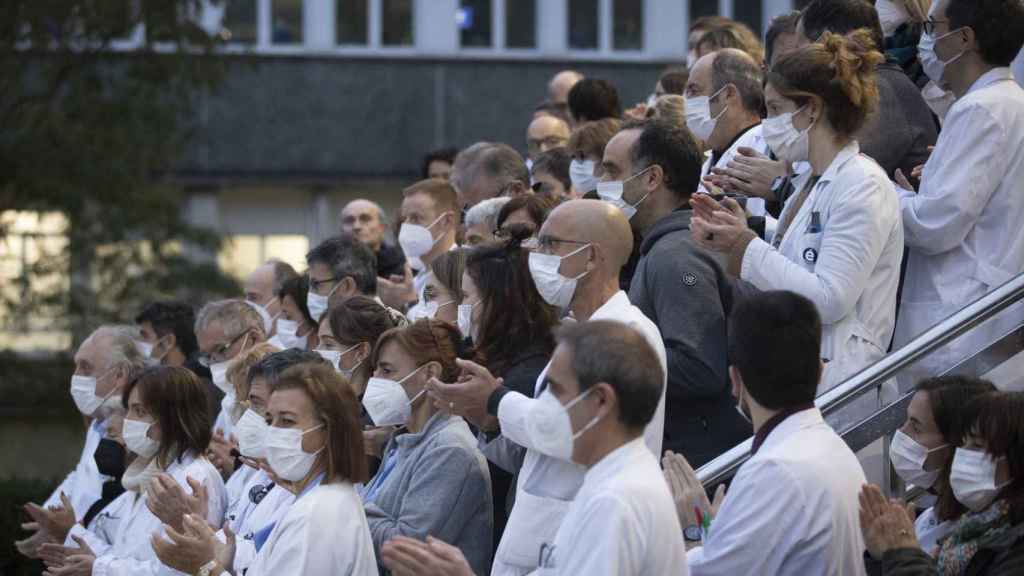 Concentracin de los jefes de la OSI Donostialdea frente al Hospital Donostia / EFE