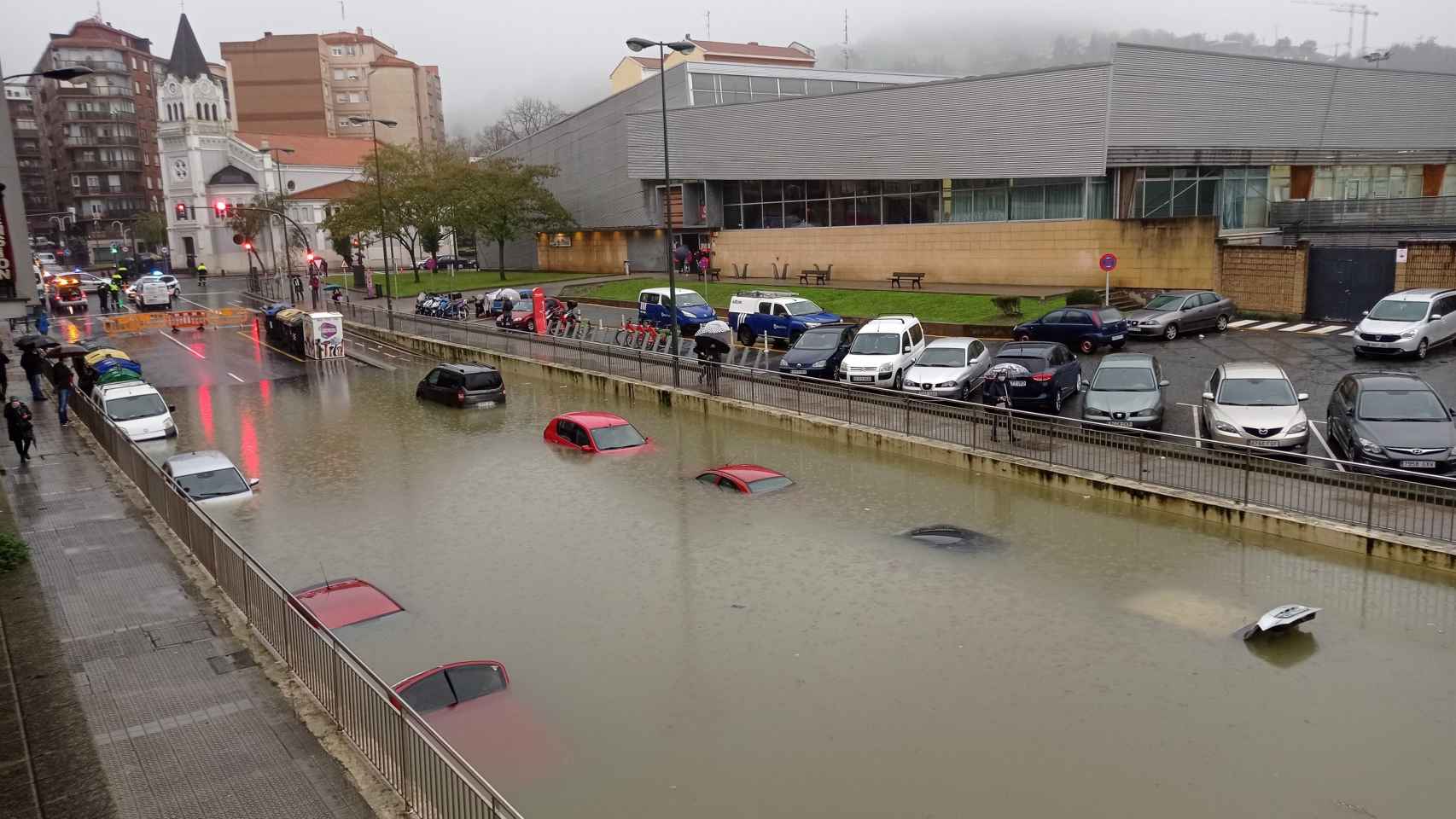 Coches anegados por el desbordamiento del Cadagua en Zorroza. / EP