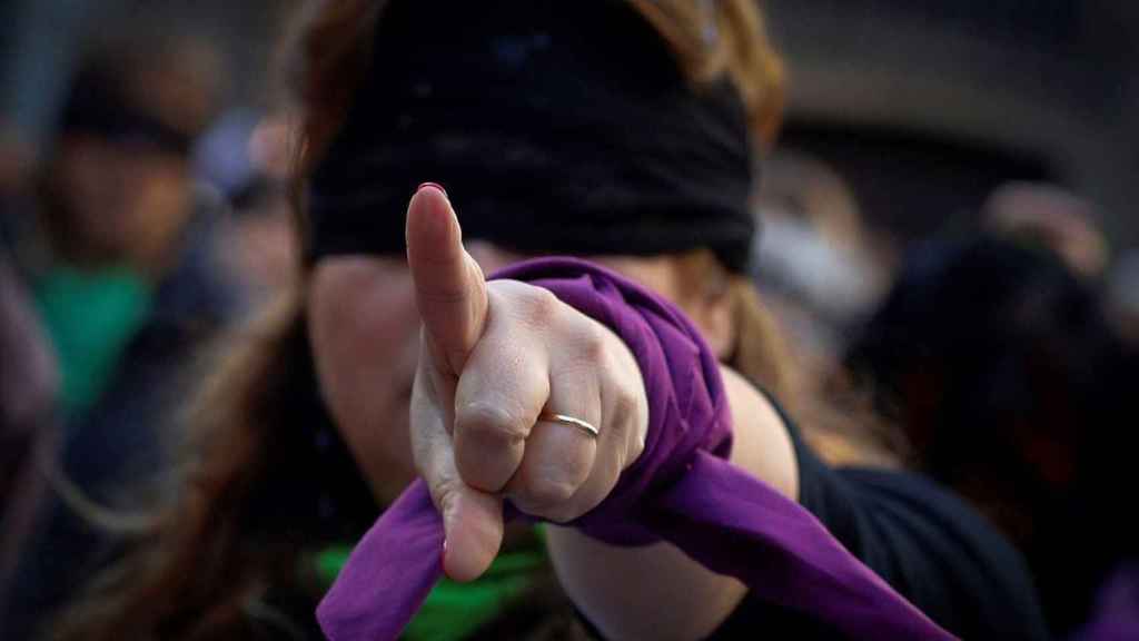 Una mujer durante una manifestacin contra la violencia machista. / EFE