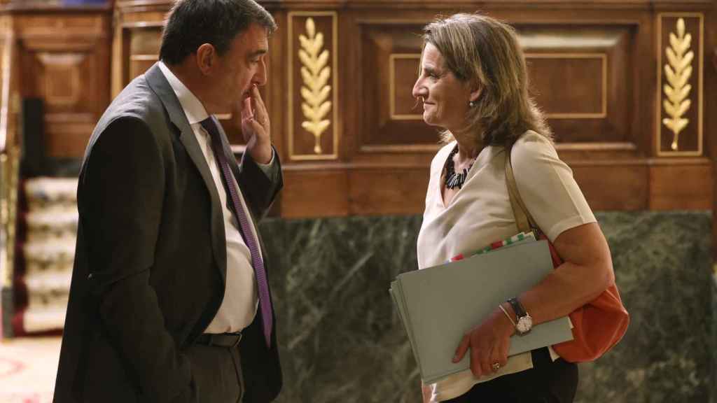 El portavoz del PNV en el Congreso, Aitor Esteban, y la vicepresidenta tercera y ministra para la Transicin Ecolgica y el Reto Demogrfico, Teresa Ribera. / EP