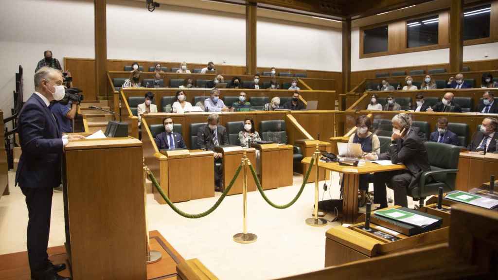 Iigo Urkullu interviene durante el pleno de Poltica General./ PARLAMENTO