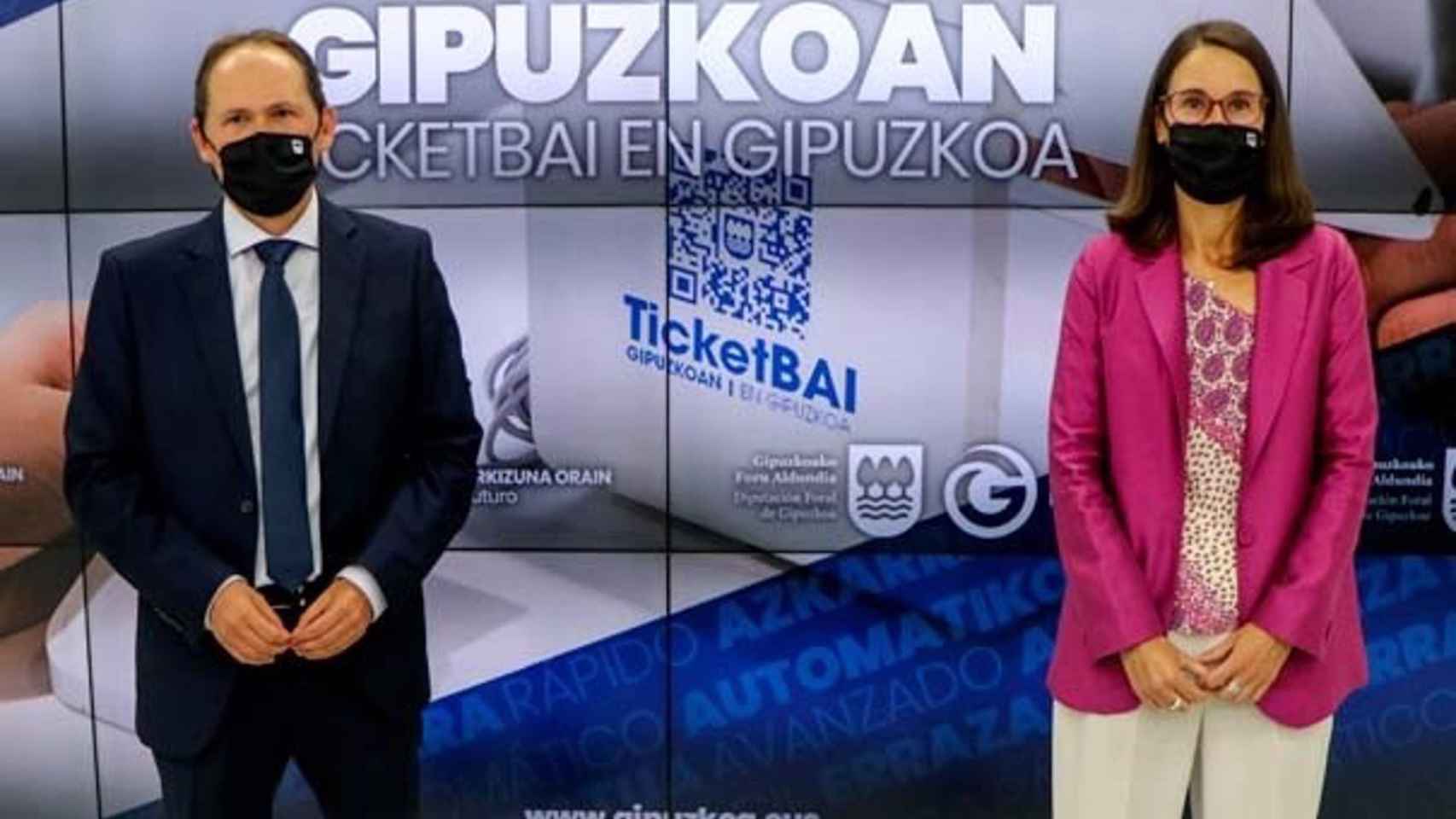 El diputado de Hacienda, Jokin Perona, acompaado de la directora foral de Hacienda, Irune Yarza. / DFG