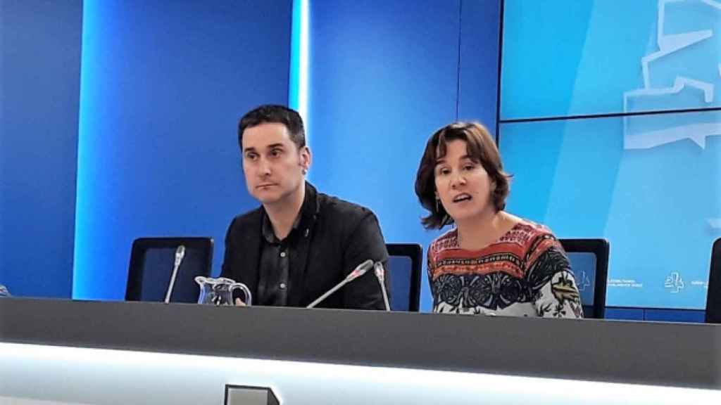 La parlamentaria Leire Pinedo, junto a Iker Casanova, en una rueda de prensa / Europa Press