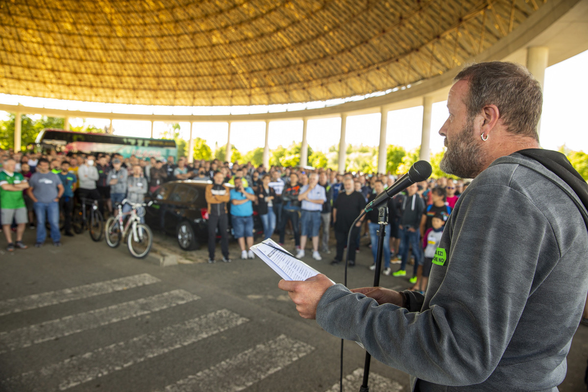 Igor Guevara, presidente del comité de empresa de Mercedes, habla ante los trabajadores en la segunda jornada de huelga. / EFE