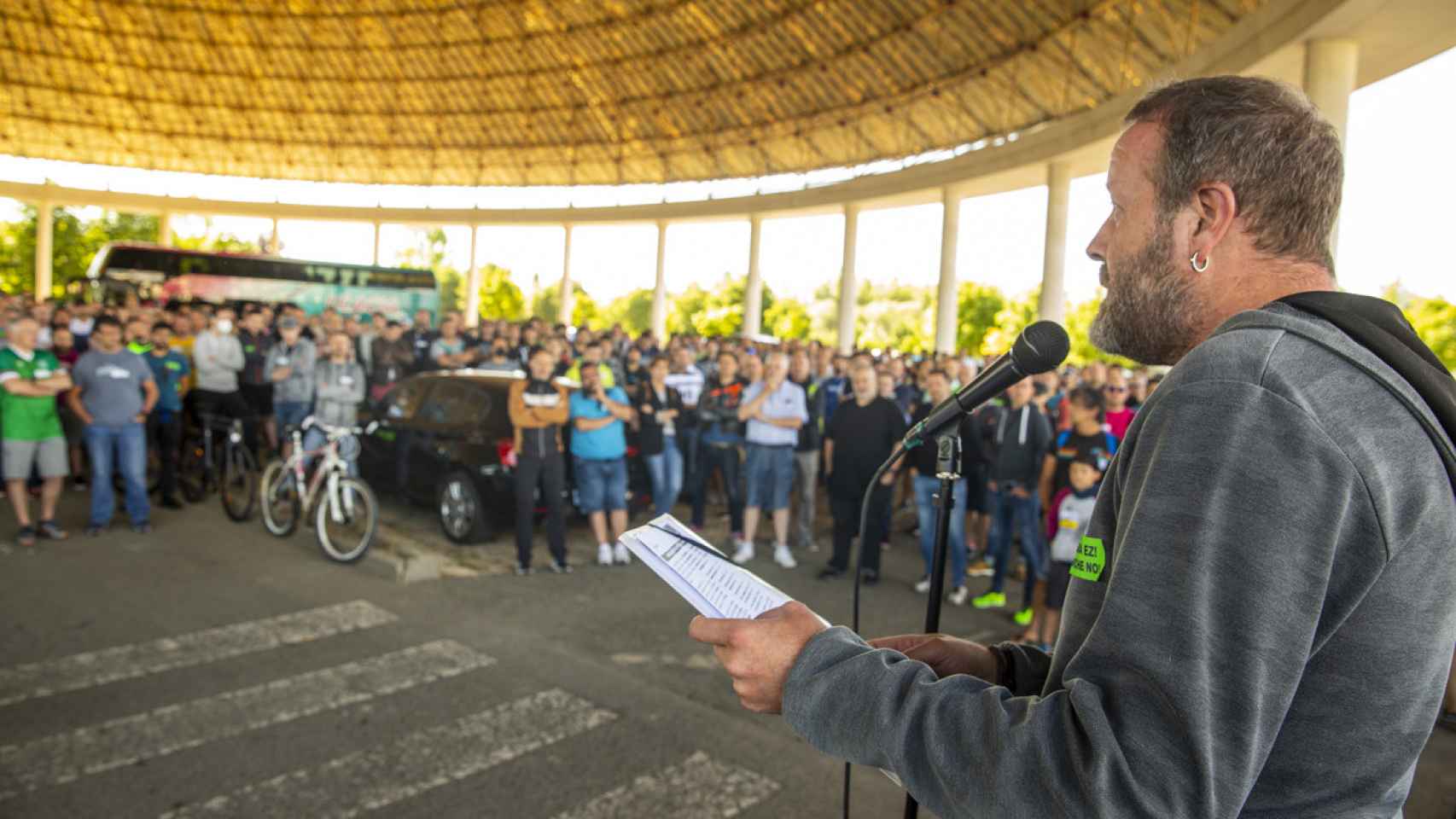 Igor Guevara, presidente del comit de empresa de Mercedes, habla ante los trabajadores en la segunda jornada de huelga. / EFE