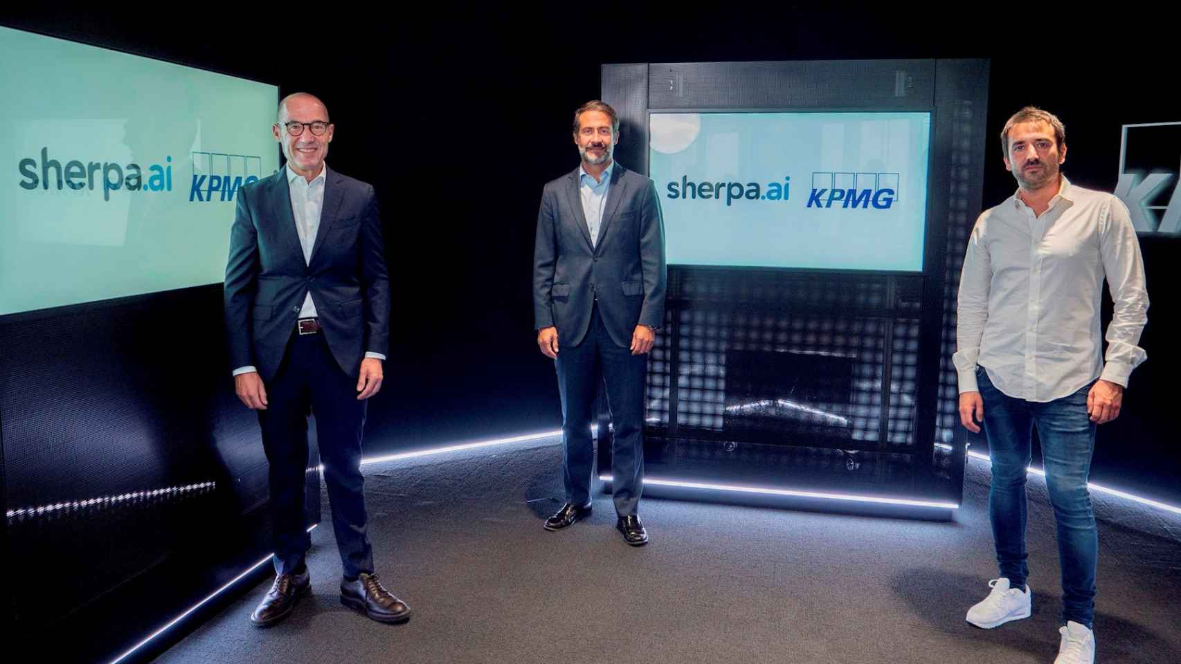 El presidente de KPMG Espaa, Juanjo Cano, posa junto al fundador de Sherpa.ai, Xabi Uribe-Etxebarria. / EFE