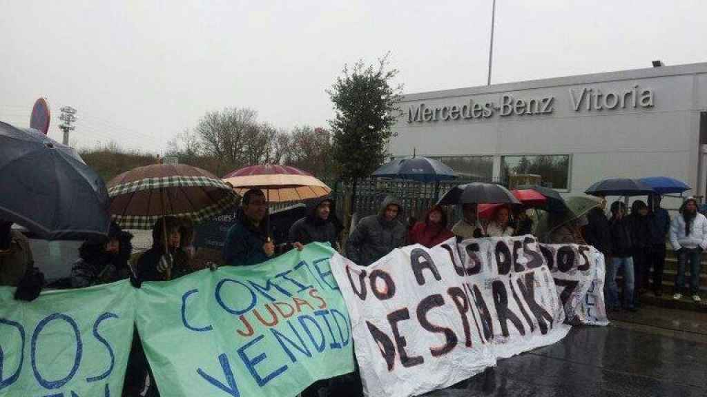 Sindicalistas de ELA frente a la factora de Mercedes en Vitoria./ ELA