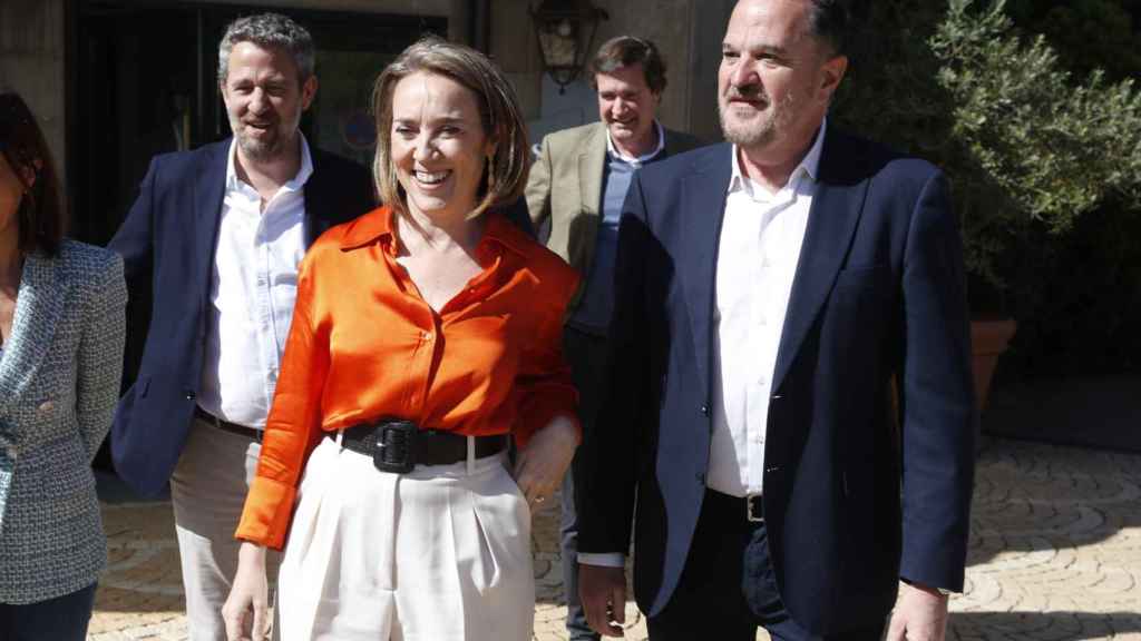 La secretaria general del PP, Cuca Gamarra, junto al presidente del partido en el Pas Vasco, Carlos Iturgaiz, en Laguardia (Álava) / EFE