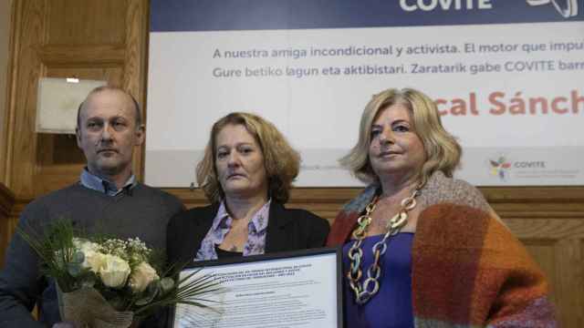 La presidenta de Covite, Consuelo Ordoez, junto a familiares de Juncal Snchez, premiada a ttulo pstumo. / EFE