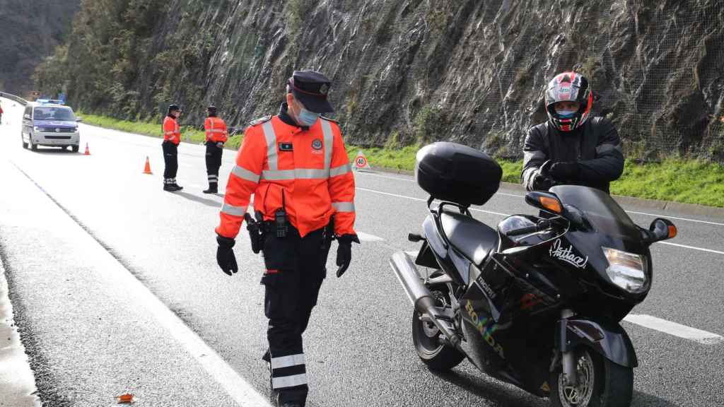 Un motorista en un carretera vasca./ Irekia