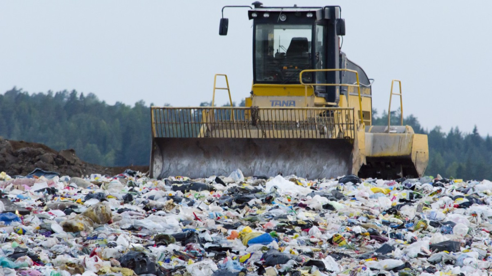 Una máquina trabaja en un vertedero lleno de basura. / Pexels