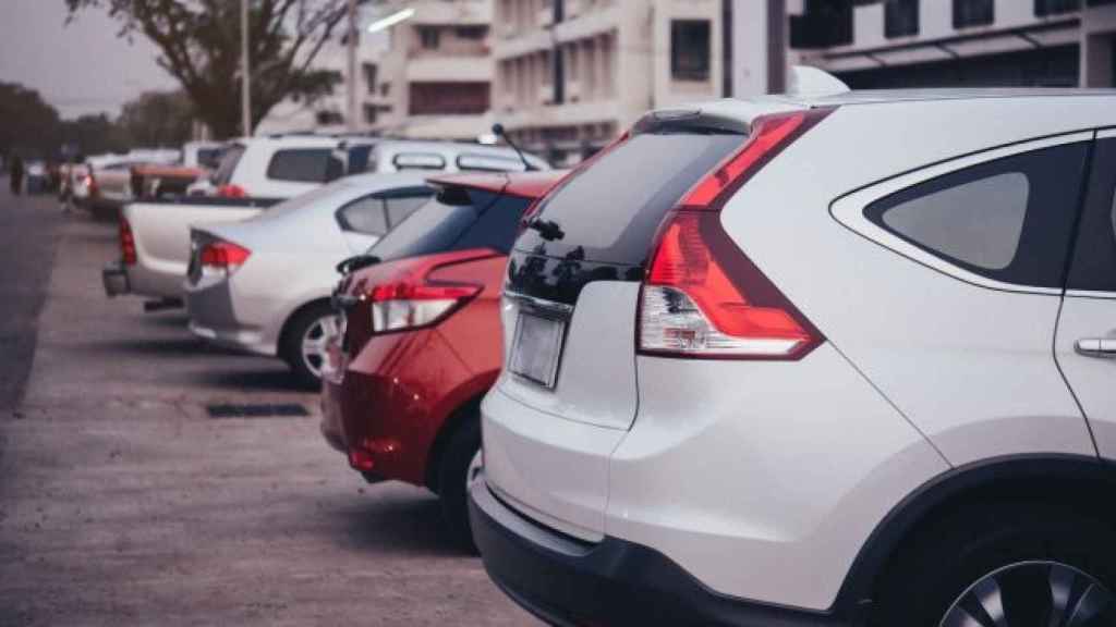 Coches aparcados en la calle. / EP