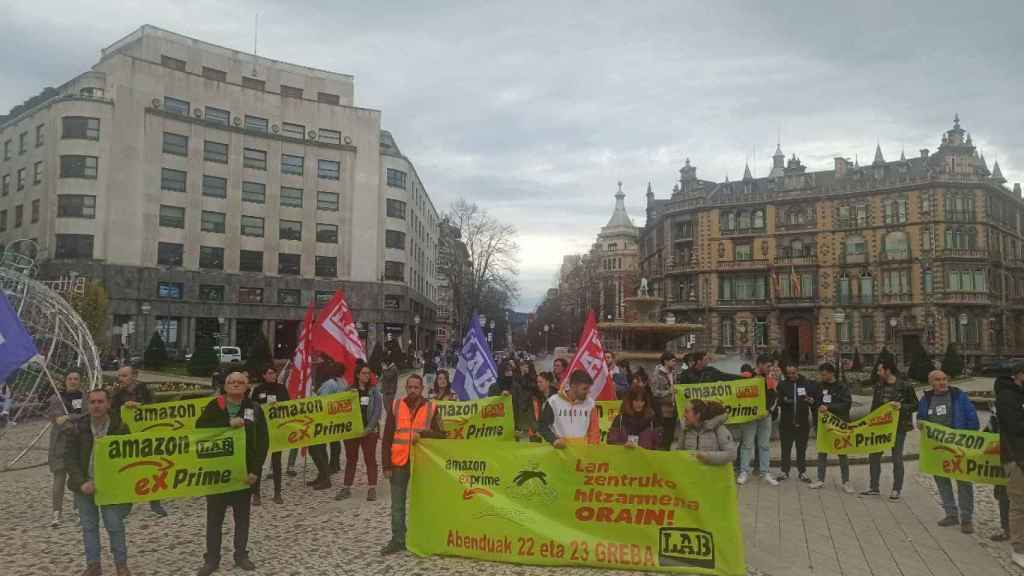 La plantilla de Amazon Trapagaran se manifiesta en Bilbao. EP