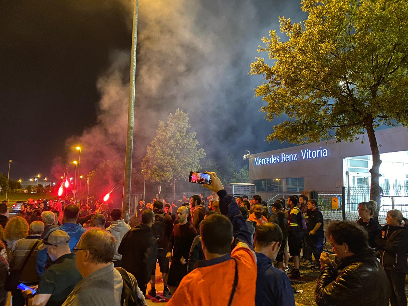 Imagen del piquete en Mercedes Vitoria durante la huelga del metal en Álava. / Twitter @ArabakoElaMetal