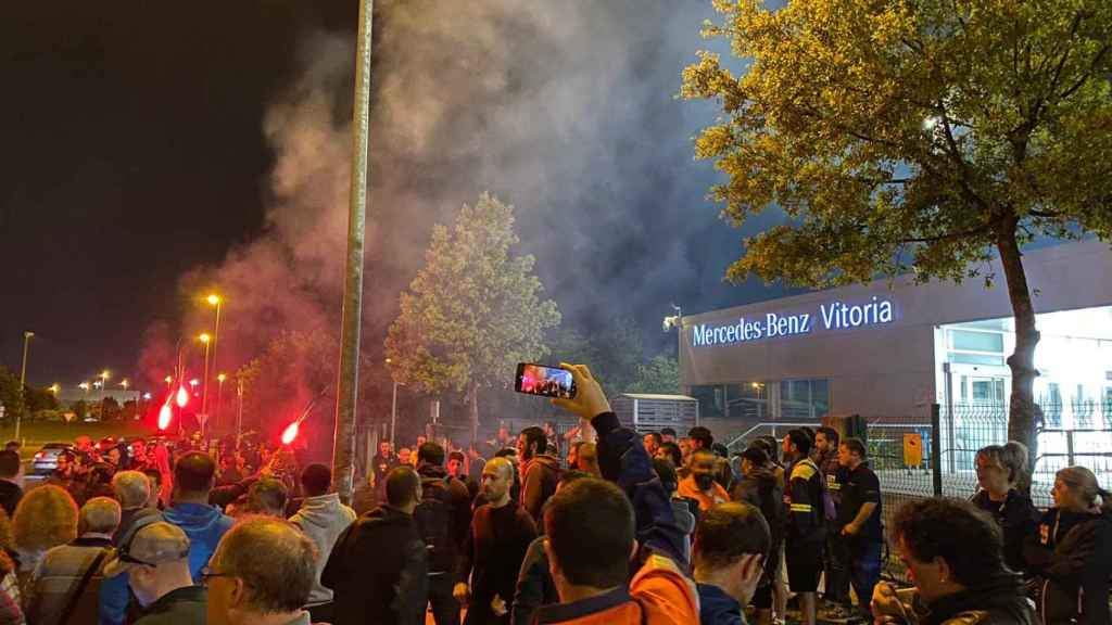 Imagen del piquete en Mercedes Vitoria durante la huelga del metal en lava. / Twitter @ArabakoElaMetal