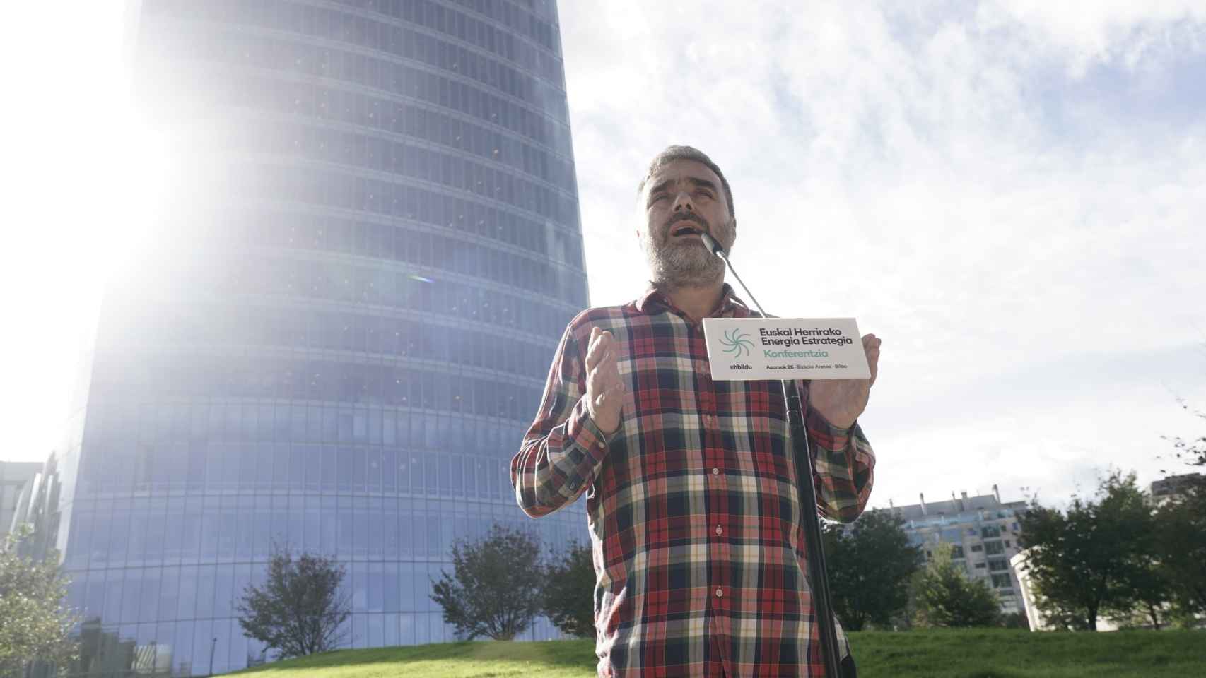 El parlamentario de EH Bildu, Mikel Otero, frente a la Torre Iberdrola / EH Bildu