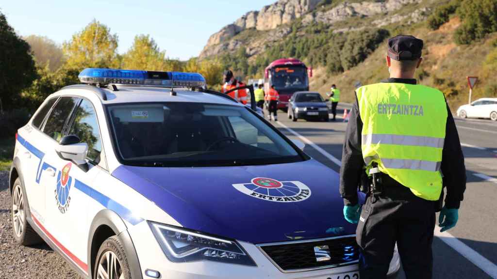 La Ertzaintza en un control de trfico./ Euskadi.eus