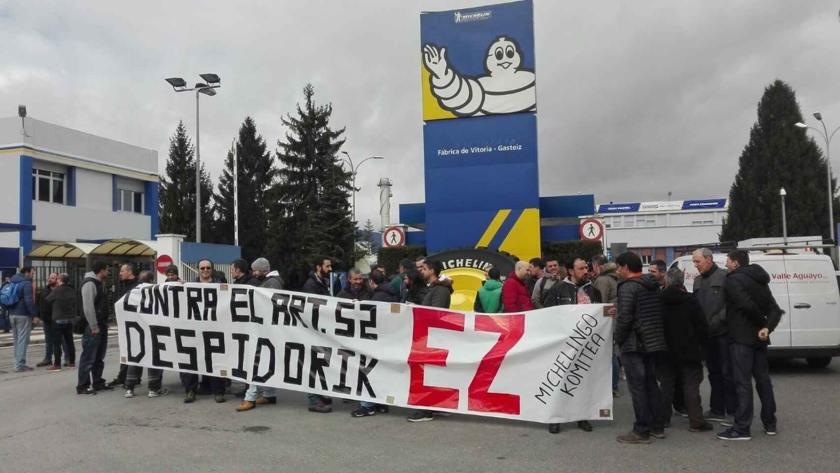 Concentracin de los trabajadores de Michelin para denunciar despidos en la factora alavesa en 2018 / Europa Press