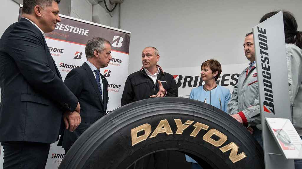 El lehendakari Iñigo Urkullu y la consejera Arantxa Tapia, junto a Gorka Díez, director general de Bridgestone Hispania Manufacturing, en una imagen de archivo.