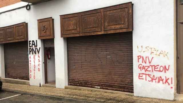 Pintadas contra el PNV en su sede de Agurain (lava). / PNV