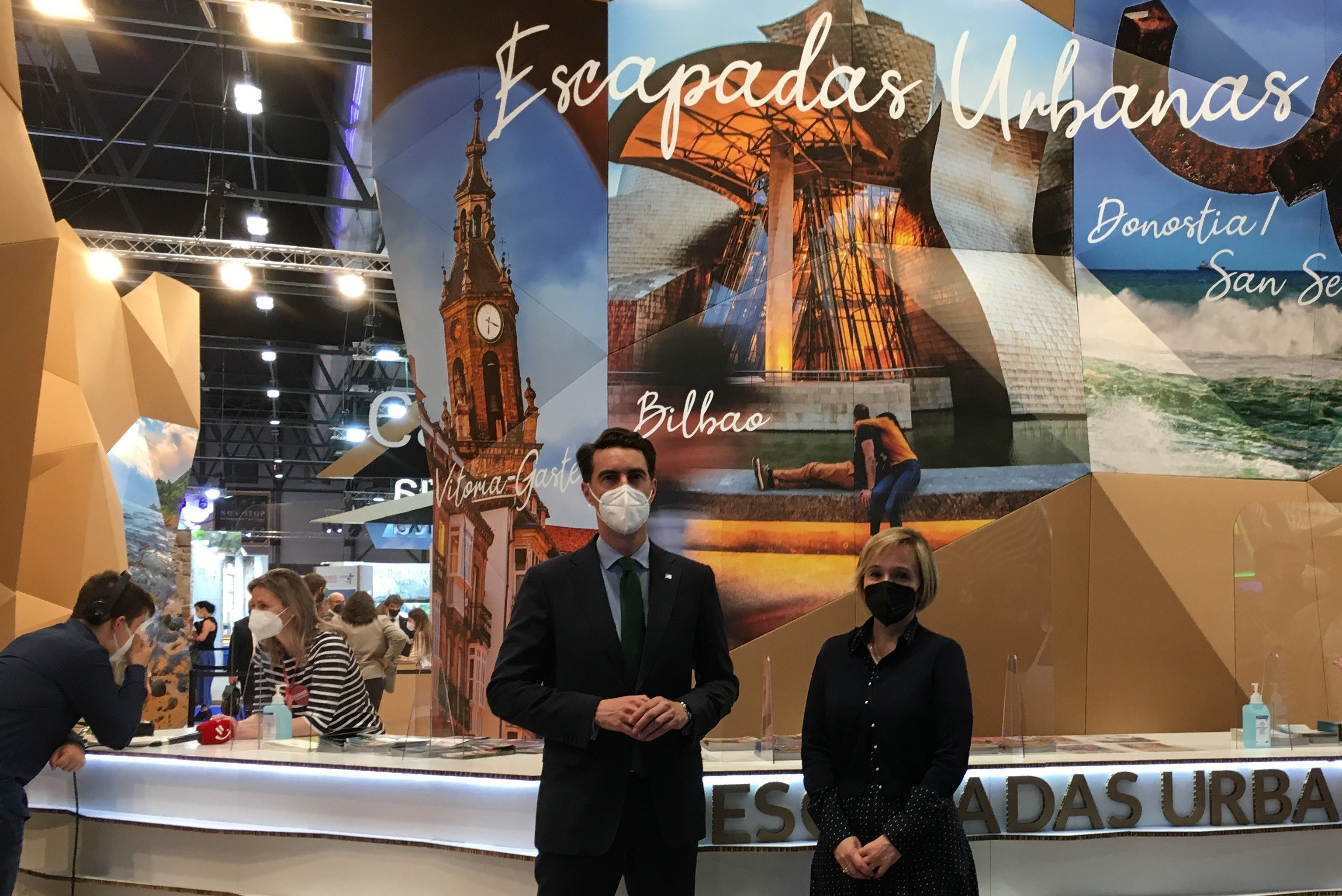 Ainara Basurko y Xabier Ochandiano, en Fitur. / EP