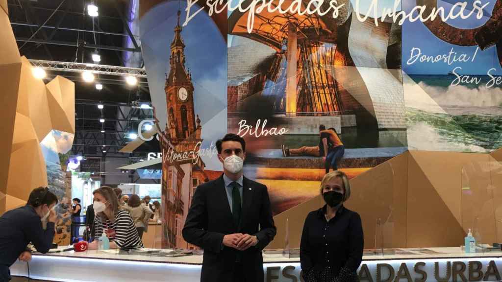 Ainara Basurko y Xabier Ochandiano, en Fitur. / EP