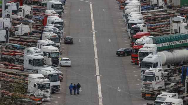 Camiones parados en el Puerto de Bilbao / Miguel Toa (EFE)