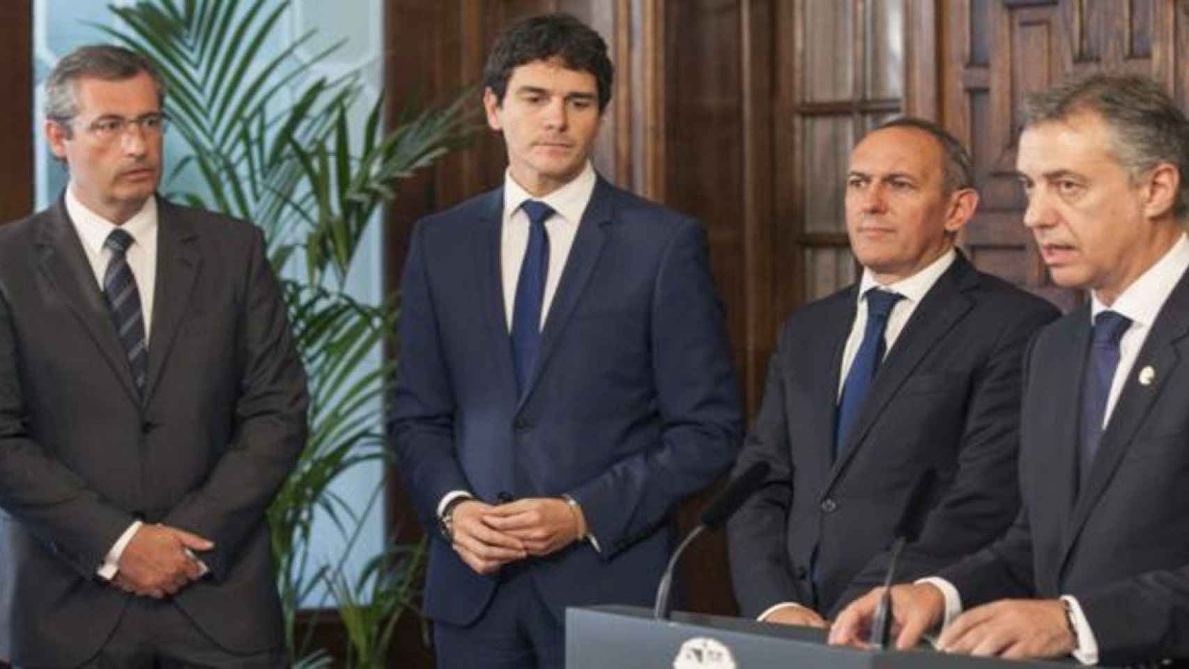 El lehendakari con los diputados generales de Gipuzkoa, Bizkaia y lava./ EFE